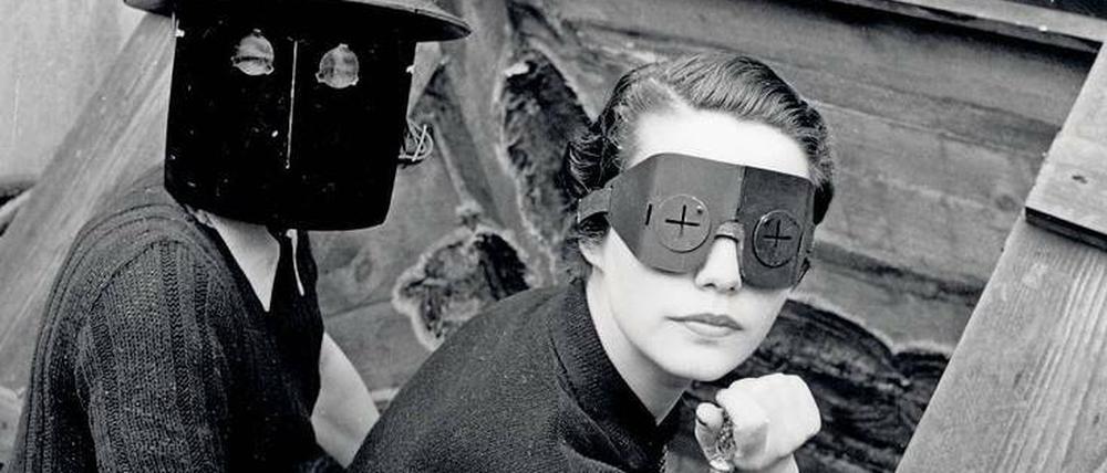 Selbsporträt. Lee Miller mit Brandschutzmaske, beim "Blitz" in London 1941. (Ausschnitt)