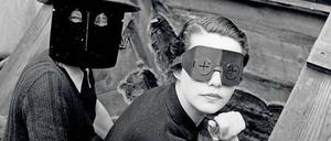 Selbsporträt. Lee Miller mit Brandschutzmaske, beim "Blitz" in London 1941. (Ausschnitt)