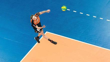 Kurz vor dem Aufprall. Viele Spieler der BR Volleys, hier Zuspieler Sebastian Kühner in Aktion, haben die Belastungsgrenze erreicht. 