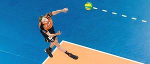 Kurz vor dem Aufprall. Viele Spieler der BR Volleys, hier Zuspieler Sebastian Kühner in Aktion, haben die Belastungsgrenze erreicht.