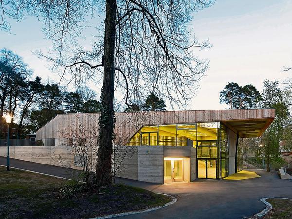 Auf allen Ebenen dynamisch. Die Sport- und Mehrzweckhalle der Rudolf-Steiner-Schule in Dahlem. Architekten: Kersten Kopp.