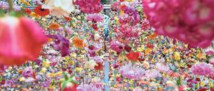 Ein Himmel voller Blüten. Für die Installation von Rebecca Louise Law im Bikini Berlin wurden Rosen, Hortensien, Gerbera, Freesien und Orchideen verwendet.
