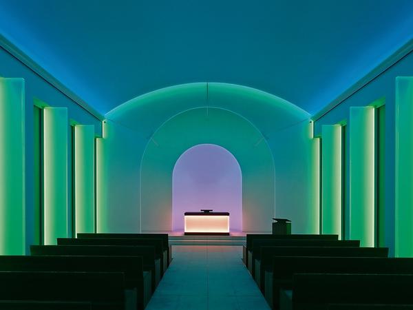 Licht für dunkle Stunden. Die Kapelle des Dorotheenstädtischen Friedhofs in Mitte. Eine private Spende ermöglichte es, den Bau von 1928 von den Architekten Nedelykov Moreira umgestalten zu lassen.