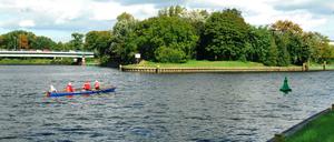 Links die Havel, rechts die Spree. Hier neben der Altstadt zweigt die Spree ab.