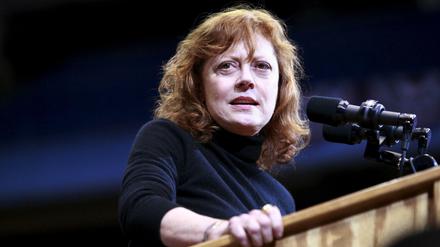 US-Schauspielerin Susan Sarandon stellt dem Publikum den linken Kandidaten Bernie Sanders vor.