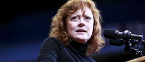 US-Schauspielerin Susan Sarandon stellt dem Publikum den linken Kandidaten Bernie Sanders vor.
