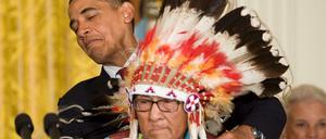 Joe Medicine Crow mit US-Präsident Barack Obama im August 2009 bei der Verleihung der "Medal of Freedom".