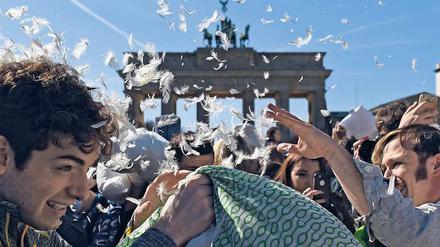 Weg mit den Daunen! Am Sonnabend trafen sich manche vor dem Brandenburger Tor zur jährlichen Kissenschlacht. Am Sonntag rennen hier die Läufer beim Halbmarathon durch.