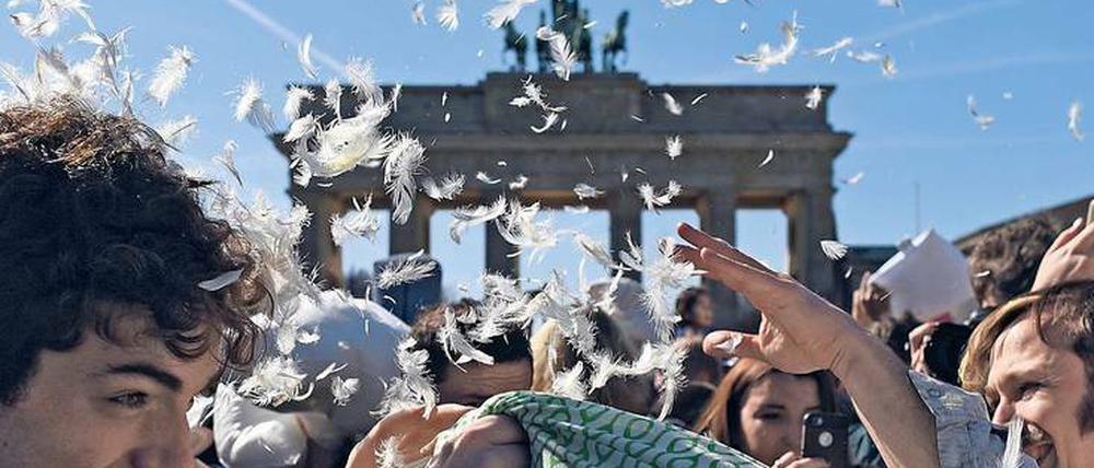 Weg mit den Daunen! Am Sonnabend trafen sich manche vor dem Brandenburger Tor zur jährlichen Kissenschlacht. Am Sonntag rennen hier die Läufer beim Halbmarathon durch.