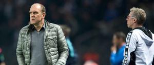 Jörg Schmadtke (li.) und Cheftrainer Peter Stöger waren richtig sauer nach dem Spiel gegen Hoffenheim.