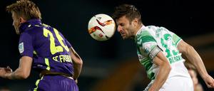 So eng wie hier zwischen dem Fürther Marco Caligiuri (r) und dem Freiburger Maximilian Philipp ging es am Montagabend meistens zu. Am Ende waren die Freiburger die Glücklicheren