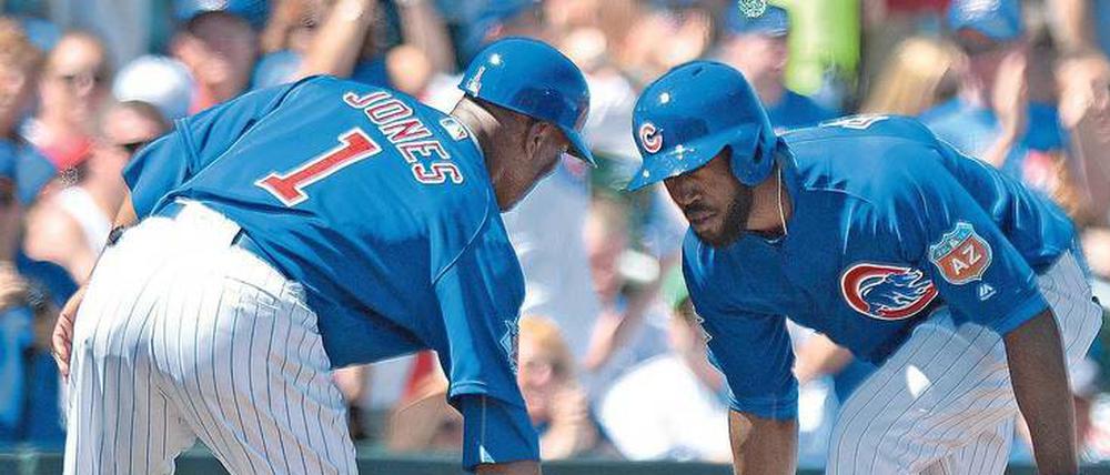 Endlich mal einschlagen. Bei den Chicago Cubs soll in der jetzt beginnenden Saison wirklich mehr klappen. Darauf können sich auch Third Base Coach Gary Jones und Centerfielder Dexter Fowler (rechts) verständigen. 