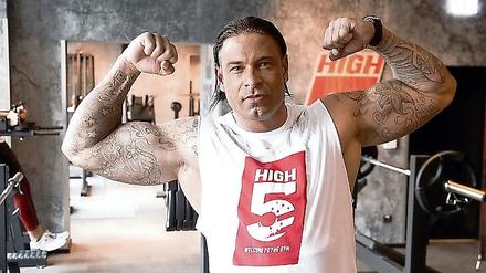 Tim Wiese, Ex-Fußballnationaltorwart, vertreibt sich die Wartezeit auf neue Autos mit Flexen.