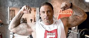 Tim Wiese, Ex-Fußballnationaltorwart, vertreibt sich die Wartezeit auf neue Autos mit Flexen.