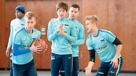 Auch in der Innenverteidigung am Ball? Fabian Lustenberger kam zuletzt gar nicht zum Einsatz. Für das Spiel in Gladbach übte er schon mal Dribbeln. 