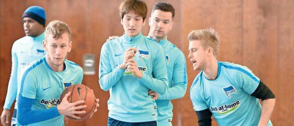 Auch in der Innenverteidigung am Ball? Fabian Lustenberger kam zuletzt gar nicht zum Einsatz. Für das Spiel in Gladbach übte er schon mal Dribbeln.