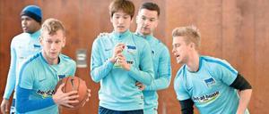 Auch in der Innenverteidigung am Ball? Fabian Lustenberger kam zuletzt gar nicht zum Einsatz. Für das Spiel in Gladbach übte er schon mal Dribbeln. 