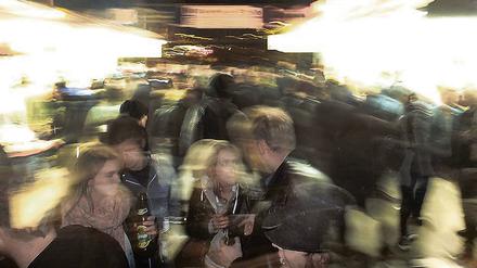 Nachts in Friedrichshain: Die Warschauer Straße, Treffpunkt für Nachtschwärmer, Partygänger - und Kriminelle.