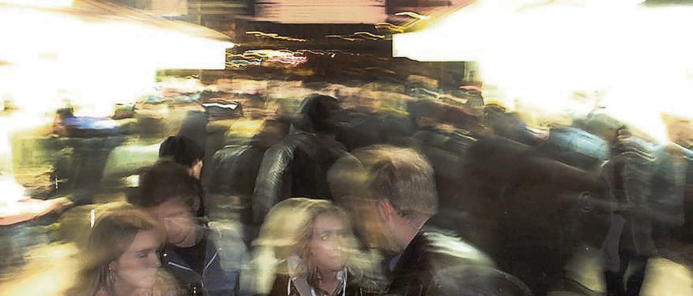 Nachts in Friedrichshain: Die Warschauer Straße, Treffpunkt für Nachtschwärmer, Partygänger - und Kriminelle.