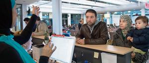 Flüchtlinge sprechen bei der Registrierungsstelle in der Bundesallee in Berlin vor.