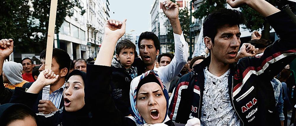 Protest in Athen. Weil sie in der griechischen Hauptstadt festsitzen, fordern Flüchtlinge die Öffnung der Grenze zu Mazedonien.