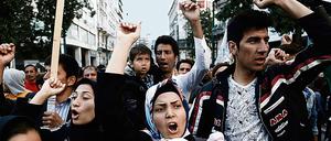 Protest in Athen. Weil sie in der griechischen Hauptstadt festsitzen, fordern Flüchtlinge die Öffnung der Grenze zu Mazedonien.
