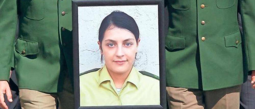 Polizisten erweisen der ermordeten Kollegin Michèle Kiesewetter die letzte Ehre.