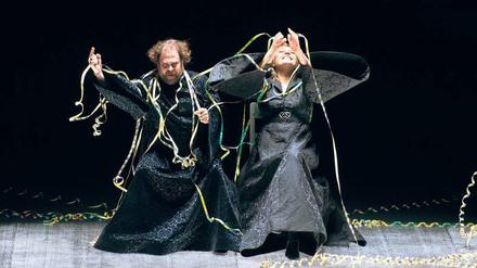 Verheddert. Markus Brück in der Rolle des Macbeth und Tatiana Serjan als Lady Macbeth. 