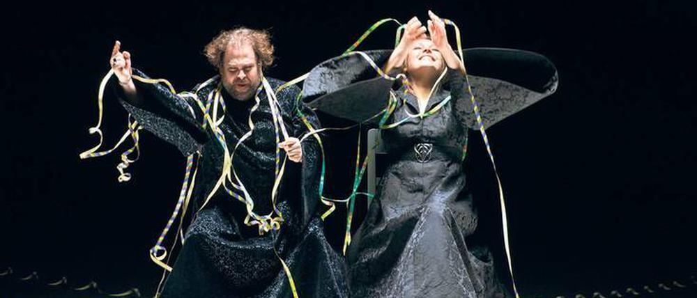 Verheddert. Markus Brück in der Rolle des Macbeth und Tatiana Serjan als Lady Macbeth.