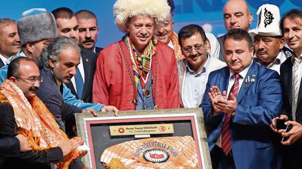 Erdogan in traditionell turkmenischer Kleidung bei einem Treffen der AKP in Ankara. 