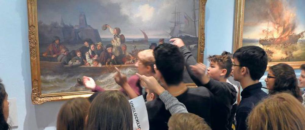 Schüler aus Spandau im Deutschen Historischen Museum vor dem Gemälde „Abschied der Auswanderer“.