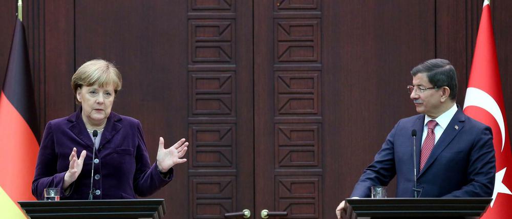 Kanzlerin Angela Merkel und der türkische Ministerpräsident Ahmet Davutoglu sind sich einig, dass die "Schmähkritik" von Jan Böhmermann "bewusst "verletzend" ist.