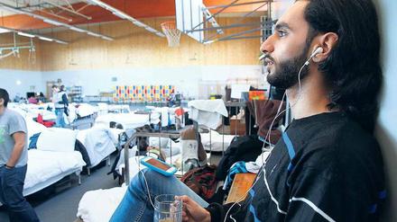 Heimat im Notquartier. In der Turnhalle in der TU in Berlin lernt ein Flüchtling elektronisch Deutsch.