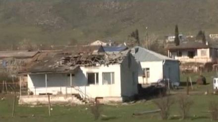 Kämpfe zwischen Armenien und Aserbaidschan im Grenzgebiet Berg-Karabach. 
