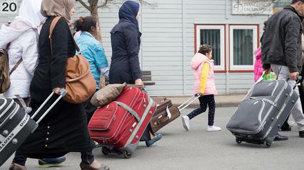 Syrische Flüchtlinge bei der Ankunft in der Erstaufnahme in Friedland in Niedersachsen. Sie sind die ersten, die nach dem EU-Türkei-Abkommen direkt aus der Türkei kommen durften. 