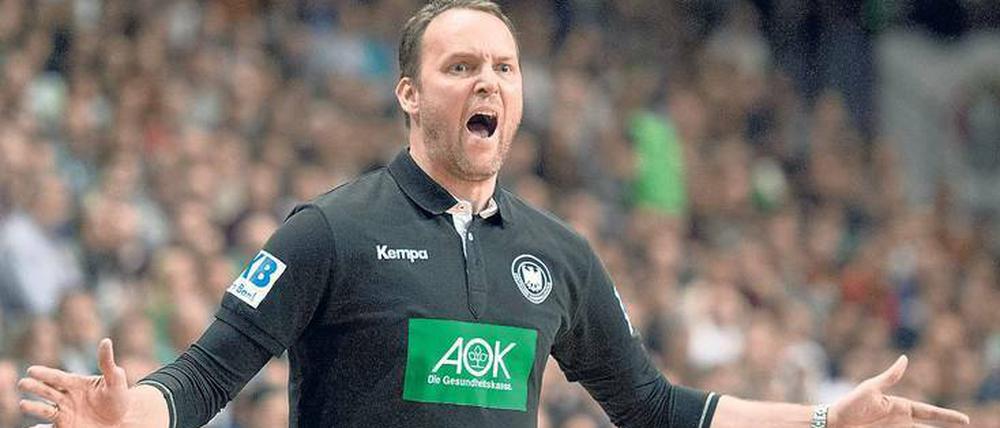 Aufwachen, Jungs! Bundestrainer Dagur Sigurdsson erlebt derzeit die negativen Seiten des Erfolges. Seine Handballer befassen sich mehr mit sich als mit den Testspielen am Wochenende gegen Dänemark und Österreich.