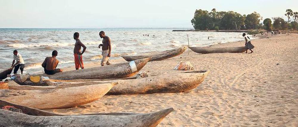 Ein Mann, ein Einbaum. Wie ihre Vorfahren paddeln die Menschen raus auf den Malawisee. Dort werfen sie ihre Netze aus. Doch immer weniger Fische verfangen sich darin. 