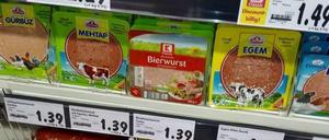 Schweinefleisch in einem Halal-Regal.
