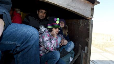 Syrische Flüchtlinge auf einer Lore in Schleswig-Holstein. 