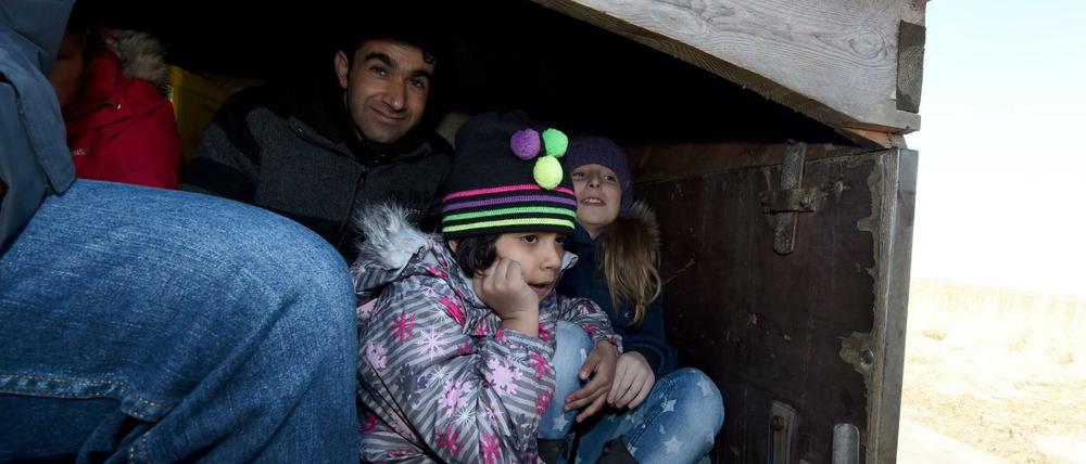 Syrische Flüchtlinge auf einer Lore in Schleswig-Holstein.