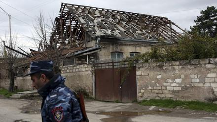 Ein beschädigtes Haus in der Grenzregion Berg-Karabach.