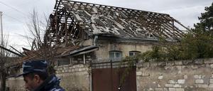 Ein beschädigtes Haus in der Grenzregion Berg-Karabach.