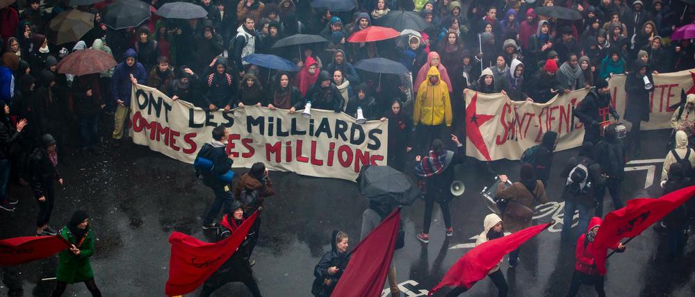 Hunderttausende versammelten sich im Regen in Paris und anderen Städten gegen die geplanten Arbeitsmarktreformen.