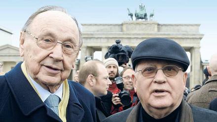 Geachtet daheim und in aller Welt. Der ehemalige sowjetische Staats- und Parteichef Michail Gorbatschow (rechts) und Hans-Dietrich Genscher auf dem Pariser Platz vor dem Brandenburger Tor in Berlin. Das Bild entstand im September 2009.