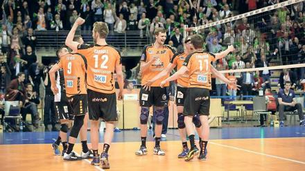Jubeln für Europa. Die Spieler der BR Volleys können am heutigen Samstag im Rückspiel des CEV-Pokals in Surgut dem Verein den ersten internationalen Titel bescheren. 