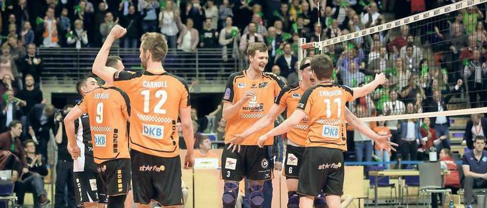 Jubeln für Europa. Die Spieler der BR Volleys können am heutigen Samstag im Rückspiel des CEV-Pokals in Surgut dem Verein den ersten internationalen Titel bescheren. 