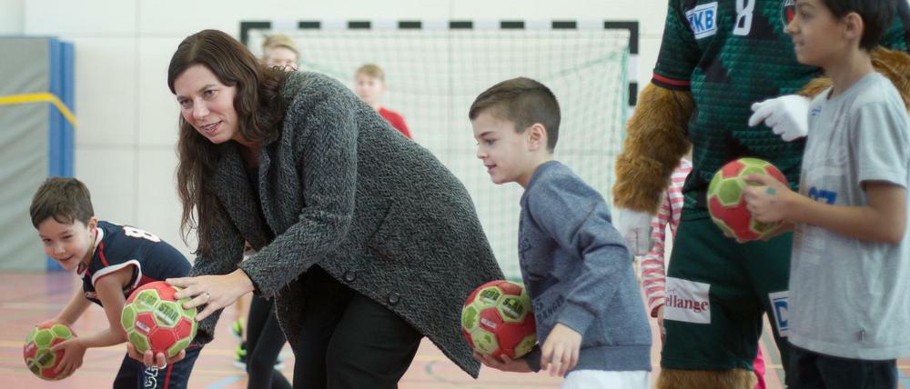 Bildungssenatorin Sandra Scheeres (SPD) will mehr Studienplätze für Grundschullehrer schaffen. Das Foto zeigt sie beim Sportunterricht einer Willkommensklasse an der Grundschule am Fließtal.