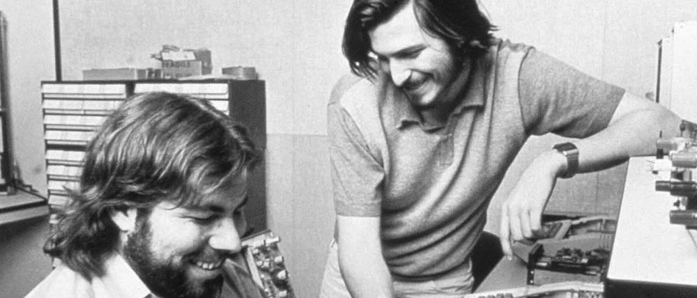 Das Archivfoto von 1976 zeigt Steve Wozniak (l) und Steve Jobs.