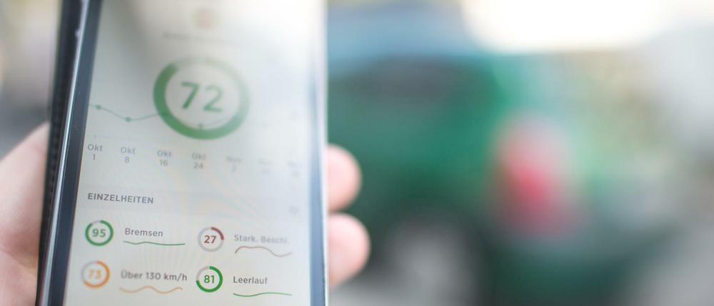 Das Sytem funktioniert über eine Smartphone-App in Verbindung mit einem Bluetooth-Stecker im Auto.