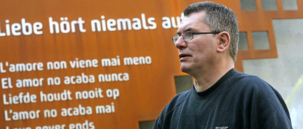 Gregor Hecker an der Gedenkstätte der Loveparade-Opfer in DuisburgDer gelernte Rettungsassistent hatte als privater Besucher vergeblich versucht, ein Loveparadeopfer wierderzubeleben.